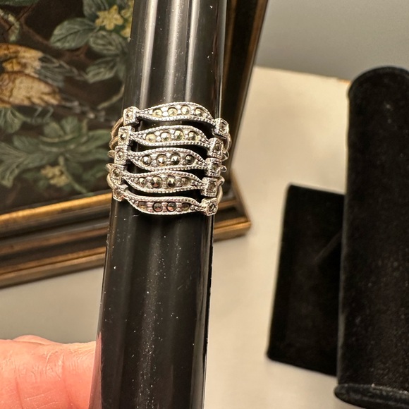 Elegant Silver Women's Ring - Picture 4 of 6